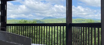 Hillside Haven - Amazing views with a hot tub!