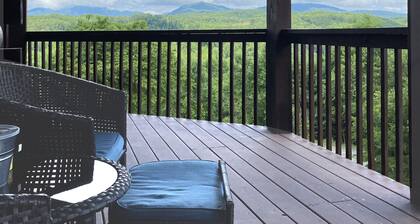 Hillside Haven - Amazing views with a hot tub!