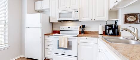 Réfrigérateur, four à micro-ondes, un four, surface de cuisson