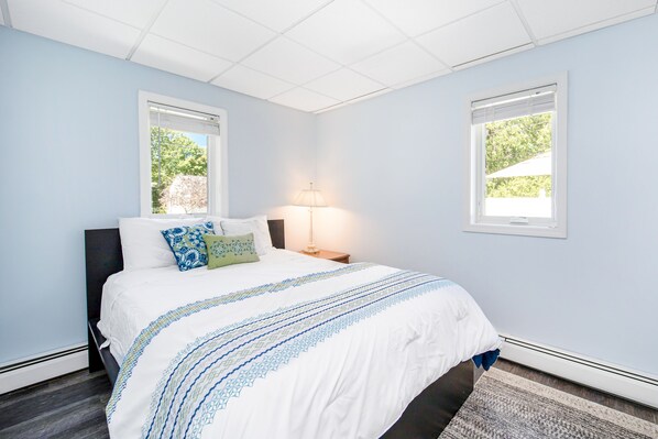 3 bedrooms, iron/ironing board, internet, bed sheets