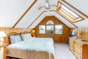 4 bedrooms, iron/ironing board, free Internet, bed sheets