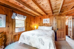 4 bedrooms, iron/ironing board, free Internet, bed sheets