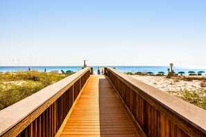 On the beach - Oceanfront condo with pool, ocean view, washer/dryer, & high-speed WiFi (Fort Walton Beach)