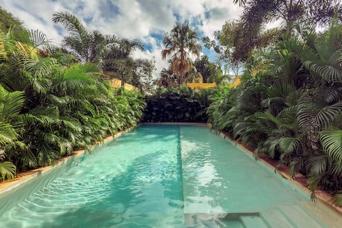 Una piscina al aire libre (de 10:00 a 21:00), tumbonas
