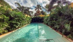 Una piscina al aire libre (de 10:00 a 21:00), tumbonas