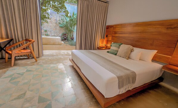 Habitación estándar, 1 cama de matrimonio grande, piscina privada | Ropa de cama de alta calidad, caja fuerte, cortinas opacas