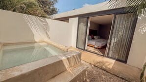 Un espace piscine extérieur moderne, doté d’un jacuzzi, d’une chambre avec un lit et des rideaux, et d’un ciel dégagé.