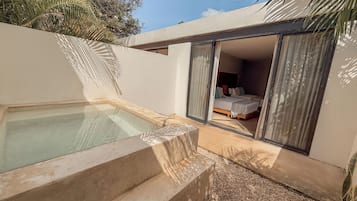 Habitación doble estándar, 2 camas Queen size, alberca privada | Ropa de cama de alta calidad y caja de seguridad en la habitación