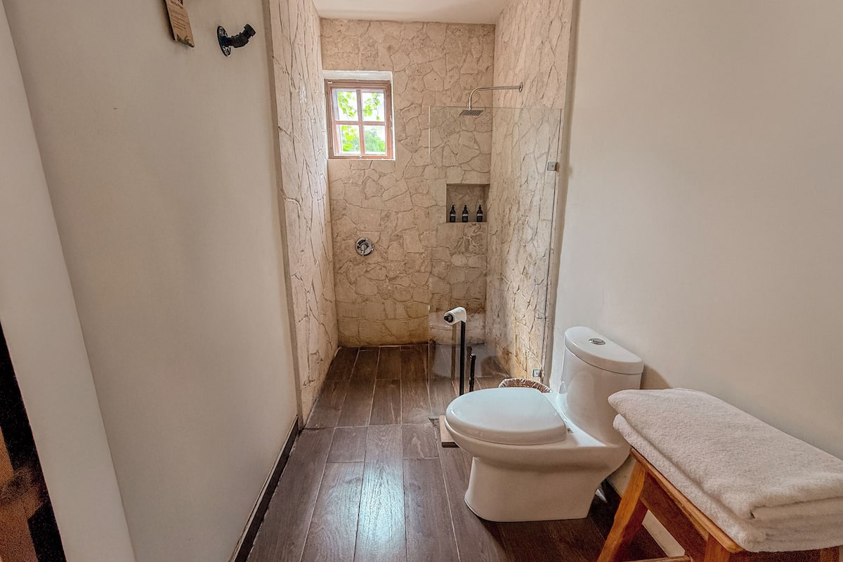 standard room, 1 king bed | 1 bedroom, premium bedding, in-room safe, blackout curtains