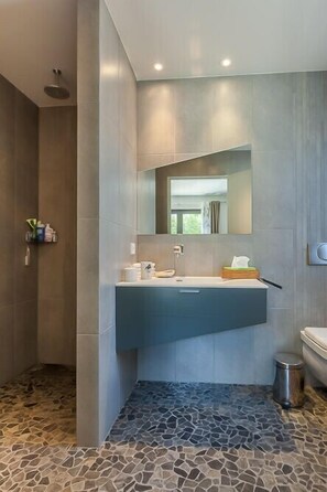 Badewanne, Haartrockner, Handtücher