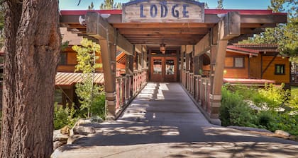 Wonderful Lodging W/ Private Hot Tub, Shared Pool & Amenities, & Large Deck