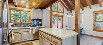 Wonderful Lodging W/ Private Hot Tub, Shared Pool & Amenities, & Large Deck