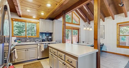 Wonderful Lodging W/ Private Hot Tub, Shared Pool & Amenities, & Large Deck