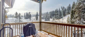 Ski-In/ski-out townhome with mountain view, private hot tub & fireplace