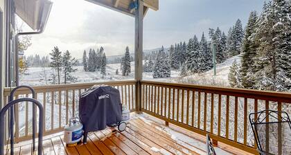Ski-In/ski-out townhome with mountain view, private hot tub & fireplace