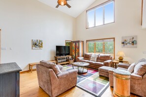 Fernseher, Bücher, Arbeitsbereiche