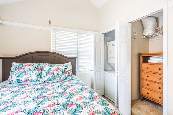 2 عدّة غرف نوم ومكواة/لوح كي وملاءات أسرّة