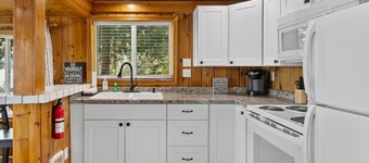 Hayden lake gem steps to water/dock with deck, WD & firepit - dog-friendly
