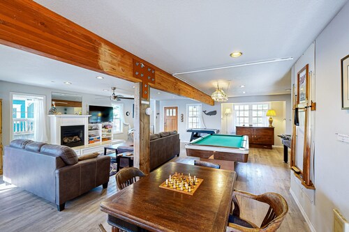Dog-friendly cottage with pool table, fast WiFi, fireplace, W/D - walk to beach