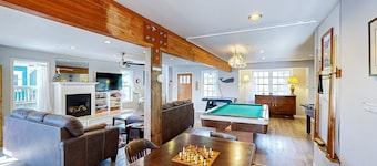 Dog-friendly cottage with pool table, fast WiFi, fireplace, W/D - walk to beach