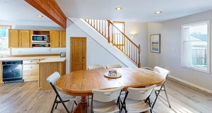 Dog-friendly cottage with pool table, fast WiFi, fireplace, W/D - walk to beach