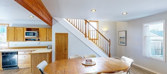 Dog-friendly cottage with pool table, fast WiFi, fireplace, W/D - walk to beach