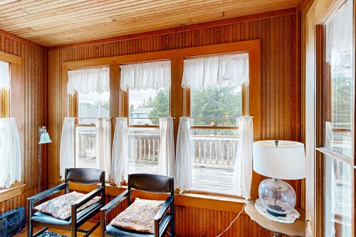 Restored Victorian Home with Free High-Speed WiFi, Gas Fireplace, & Washer/Dryer