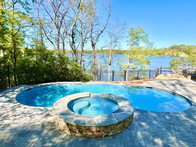 Massive Lakehouse - Infinity Pool, Hot Tubs, Dock, Firepit