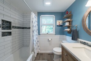 Combined shower/bathtub, hair dryer, towels, soap