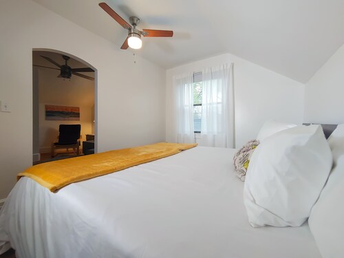 Downtown home blocks to the beach w/ king bed, deck fire pit & air conditioning