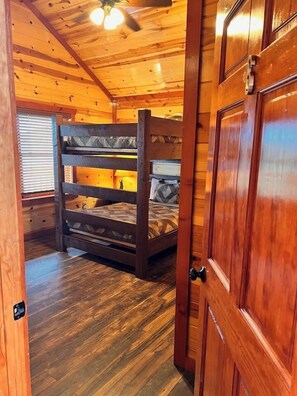 6 bedrooms, iron/ironing board, free WiFi, bed sheets