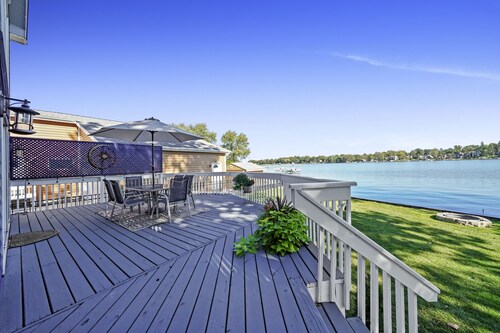 Stunning Lakefront Home on the Chain O'Lakes! ★ Amazing Views & Newly Rehabbed