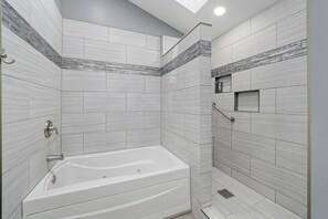 Ensemble douche/baignoire, baignoire à jets, sèche-cheveux
