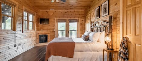 8 bedrooms, desk, iron/ironing board, travel cot