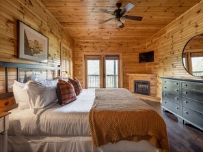 8 bedrooms, desk, iron/ironing board, travel crib