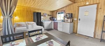 Nice and Knotty studio cabin perfect location to explore Zion NP & Bryce Canyon