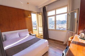 Kamar Double Deluks | Isi minibar gratis, tirai kedap cahaya, kedap suara, dan Wi-Fi gratis