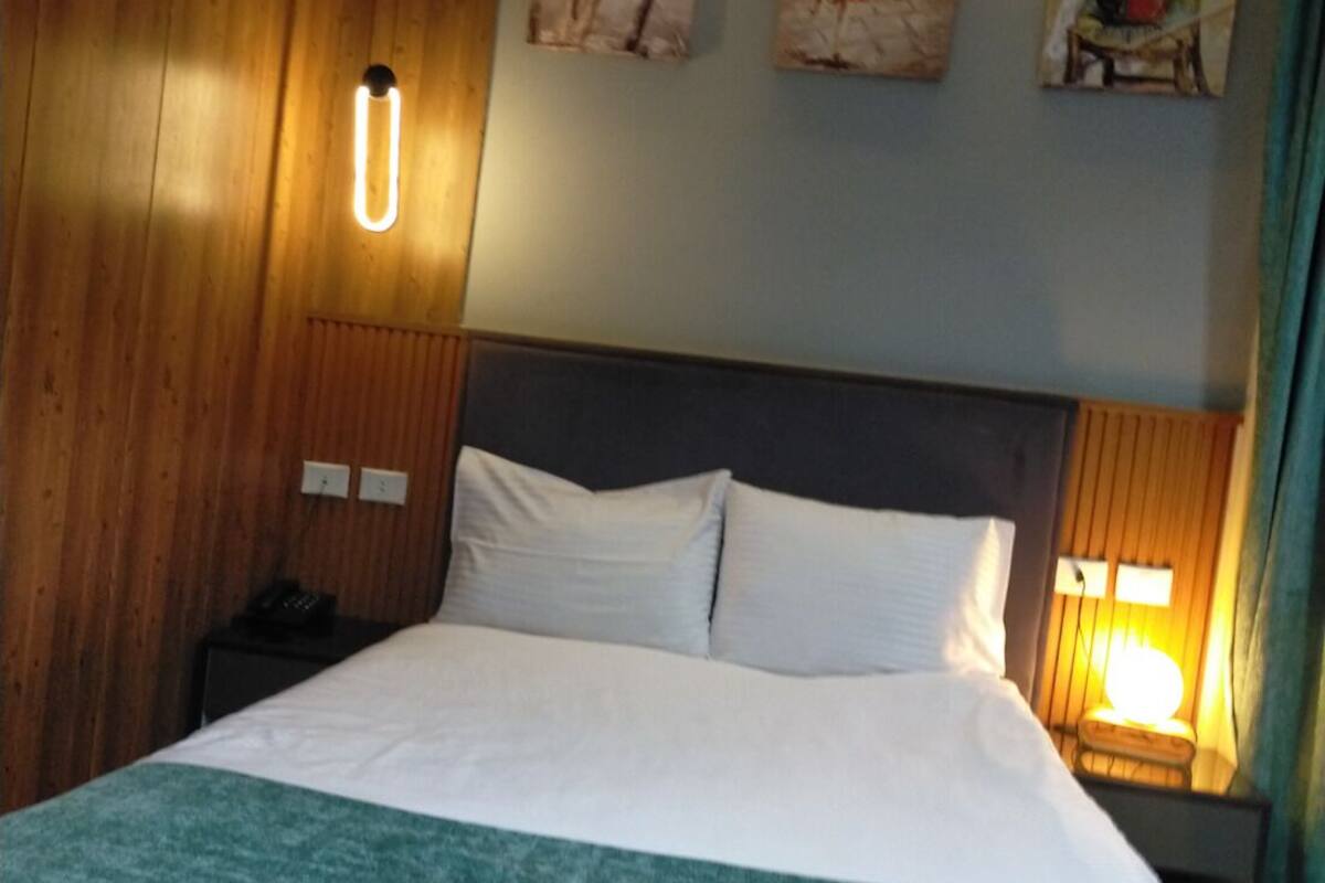 Habitación doble superior, 1 habitación | 1 dormitorio, minibar (con algunos artículos gratuitos), cortinas opacas