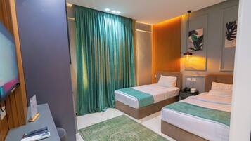 Quarto casal ou duplo superior | Frigobar (abastecido com alguns itens grátis), cortinas blackout