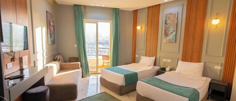 Minibar amb articles gratuïts i cortines opaques