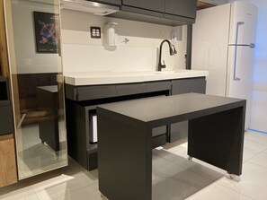 Jääkaappi, mikroaaltouuni, liesi, vedenkeitin