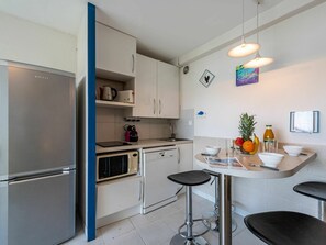 Microwave, dishwasher, toaster, high chair - Nice apartment for 4 people with WIFI, TV and patio (Cogolin)
