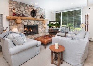 Télévision, cheminée