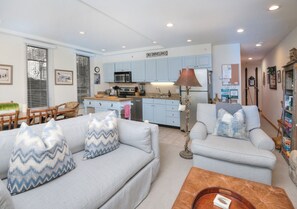 Una televisión, una chimenea