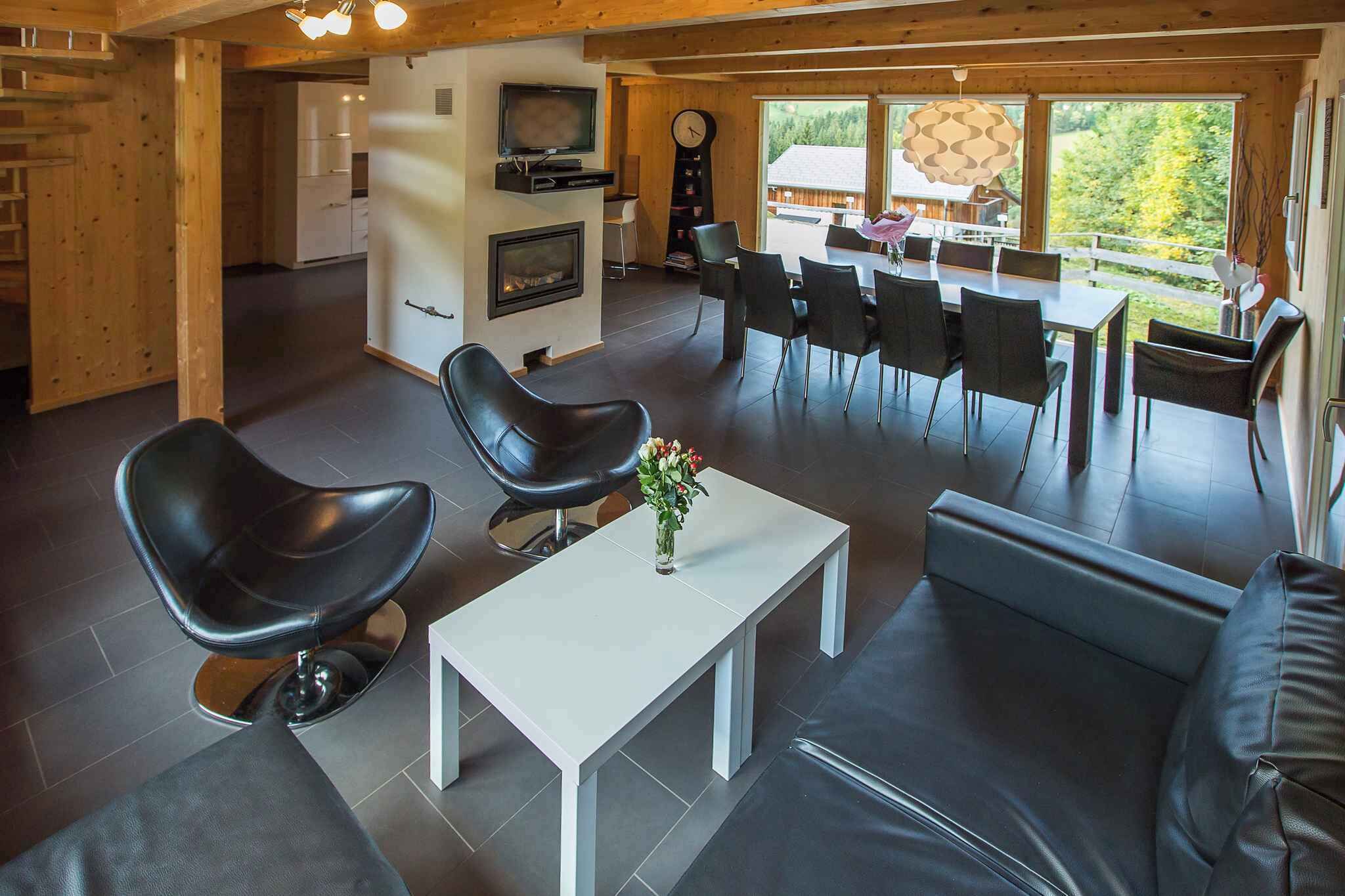 Un salon moderne doté d’une cheminée, d’un coin repas et d’une grande fenêtre donnant sur l’extérieur.