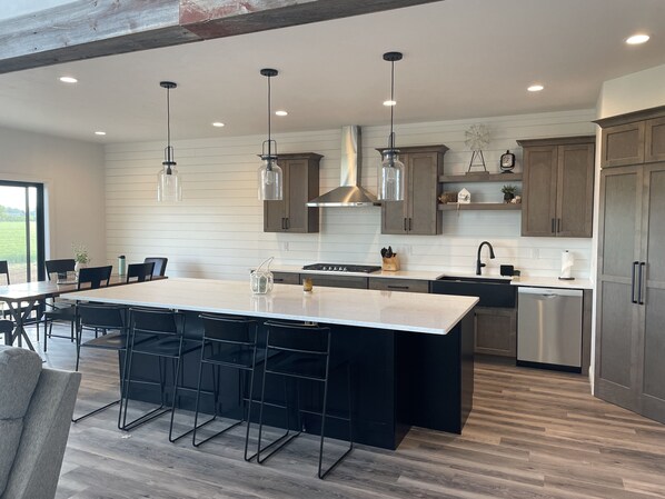 冷蔵庫、電子レンジ、オーブン、コンロ