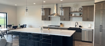 Beautiful 4 BR Home 10 miles from EAA!