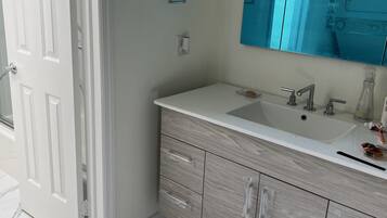 Ensemble douche/baignoire, serviettes fournies