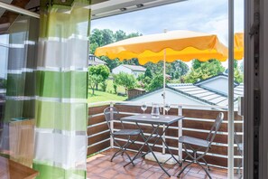 Outdoor dining - Apartment "Säntisblick" with Beautiful View of Lake Constance and the Alps (Daisendorf)