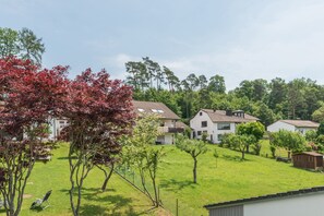 Ein Wohngebiet mit Häusern, einem Rasen und Bäumen.